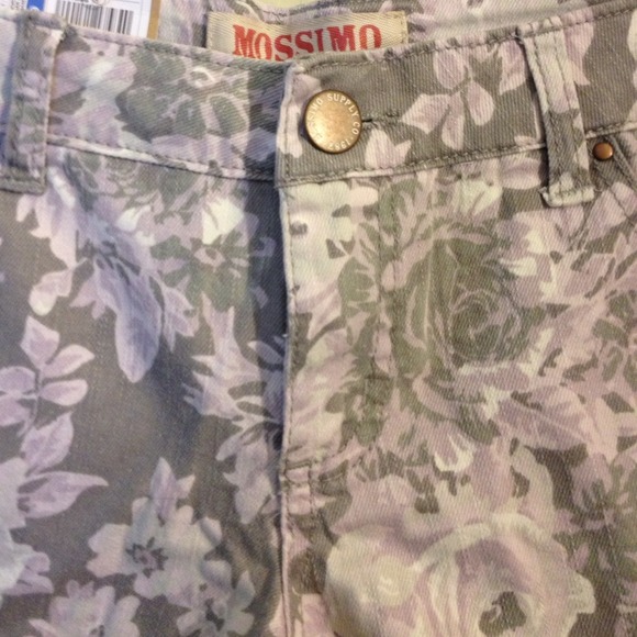 🔴 SOLD Floral denim shorts - Picture 2 of 4