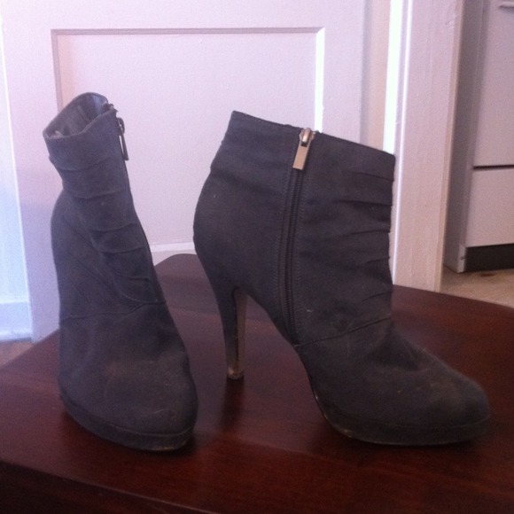 Gray suede booties - Picture 2 of 2