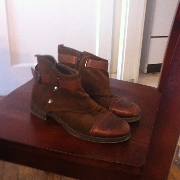 Reduced- Boutique 9 leather ankle booties