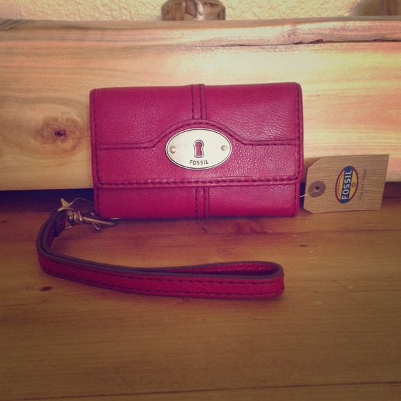 Fossil Wallet/phone Wrslt. Color Fuchsia;)