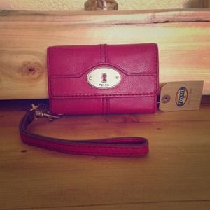 Fossil Wallet/phone Wrslt. Color Fuchsia;)