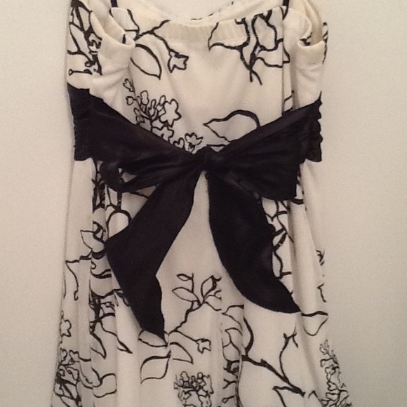 White Dress with Black Glimmer Pattern - Picture 3 of 4