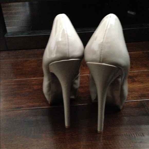 Steve Madden beige pumps-barely worn - Picture 3 of 3