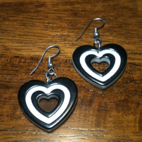 💥SOLD!!💥Black and White Heart Earrings!