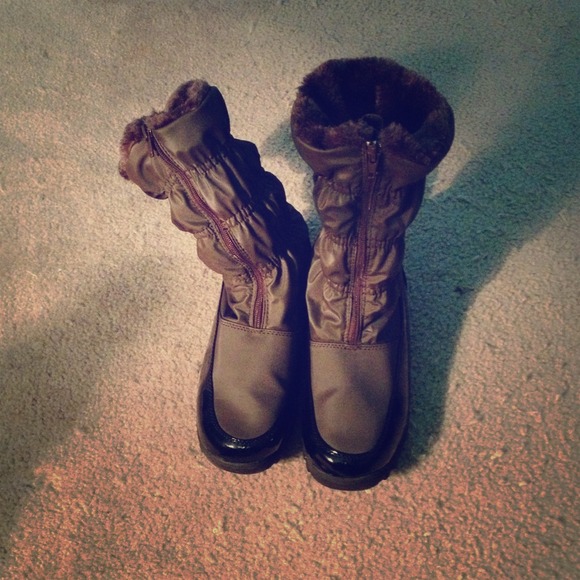 Worn once snow boots