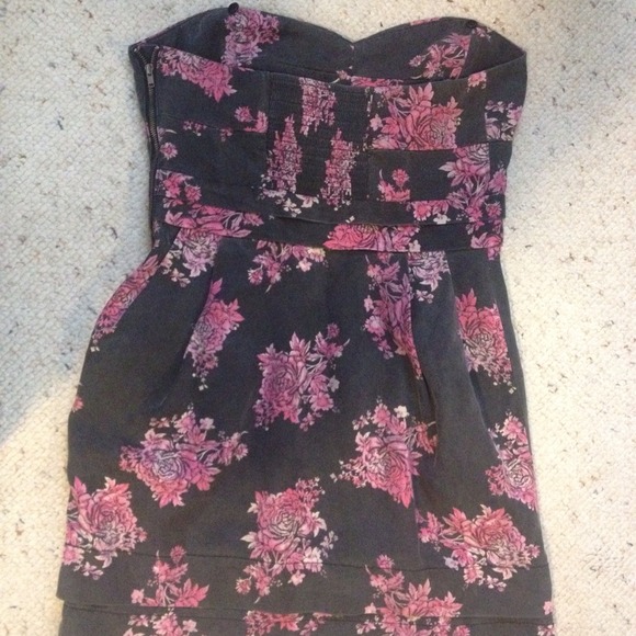 beautiful never worn strapless floral dress - Picture 4 of 4