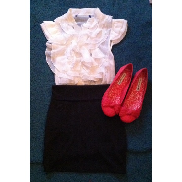 Super cute white ruffle top!