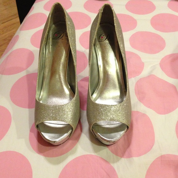 💢SOLD💢Silver glitter stilettos