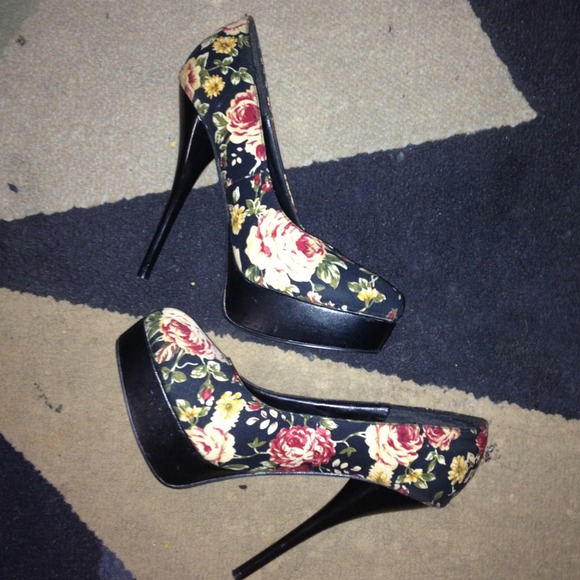Sale!! $5 off!! Flower heels