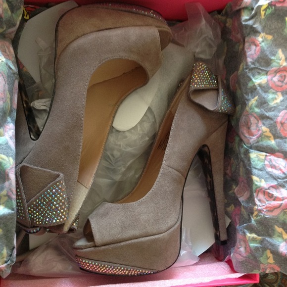 Betsey Johnson taupe pumps - Picture 2 of 4