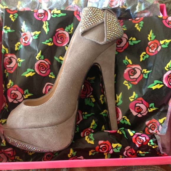 Betsey Johnson taupe pumps - Picture 3 of 4