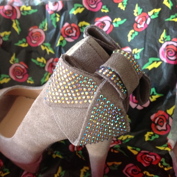 Betsey Johnson taupe pumps - Picture 4 of 4