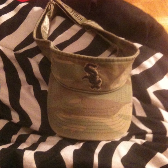 White sox hat(: