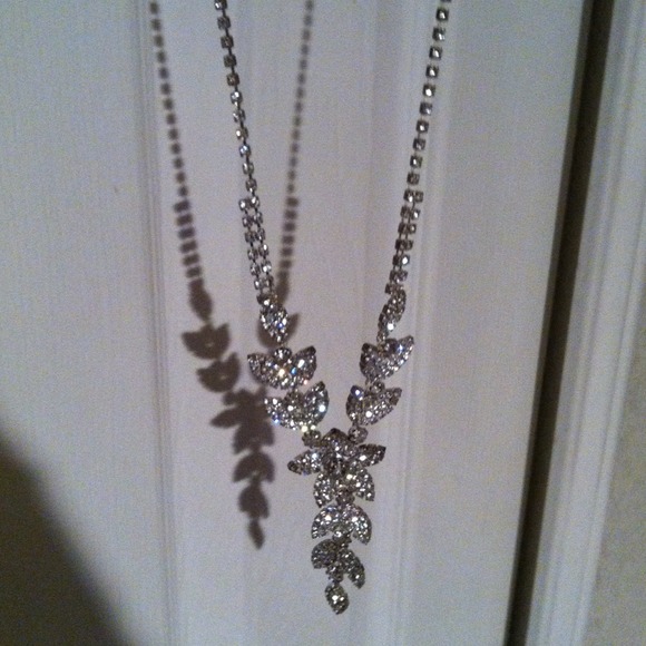 Diamond necklace (not real diamonds)