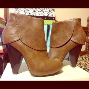 RESERVED Super CUTE camel/brown western booties!
