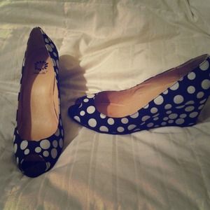 Cute black and white polka dot shoes!!!