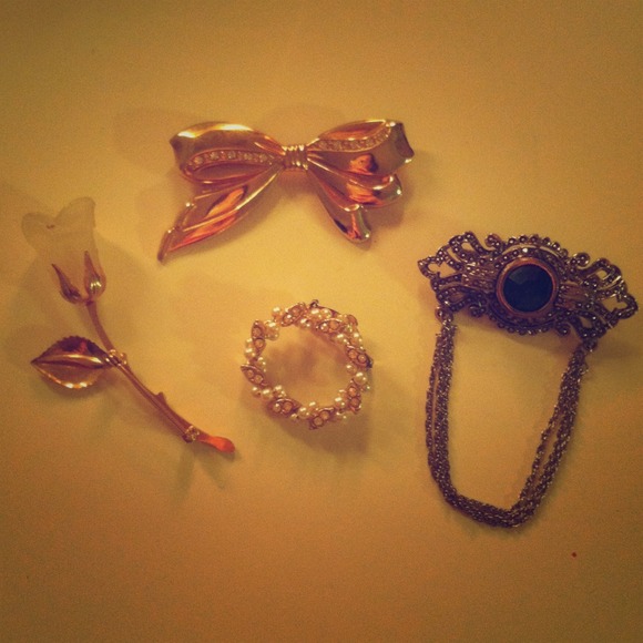 Sold🎀 Brooches