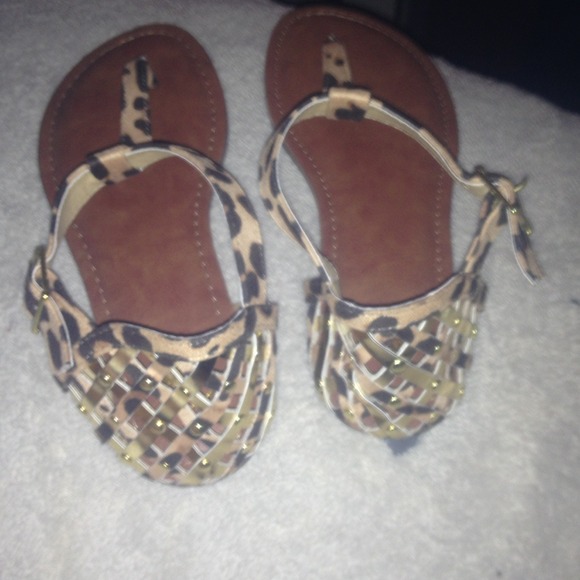 SOLD 🚫Super cute thong cheetah shoes - Picture 2 of 3