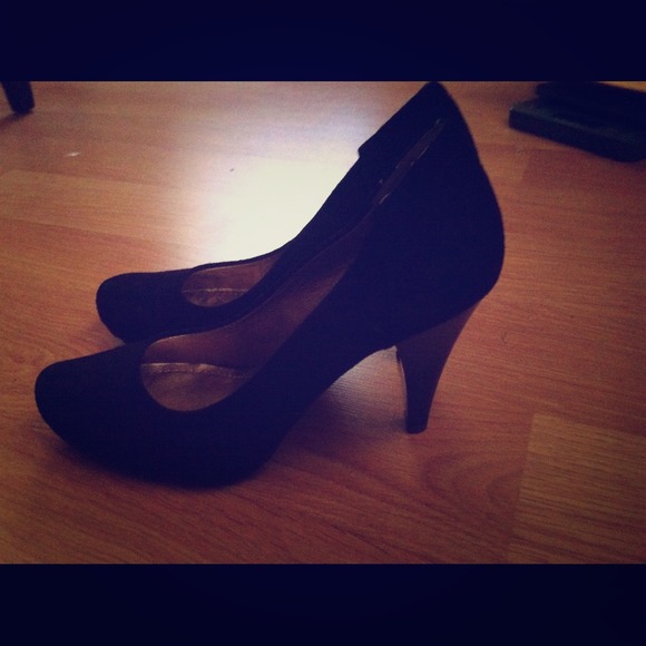 BLACK suede BCBG heels pumps 6