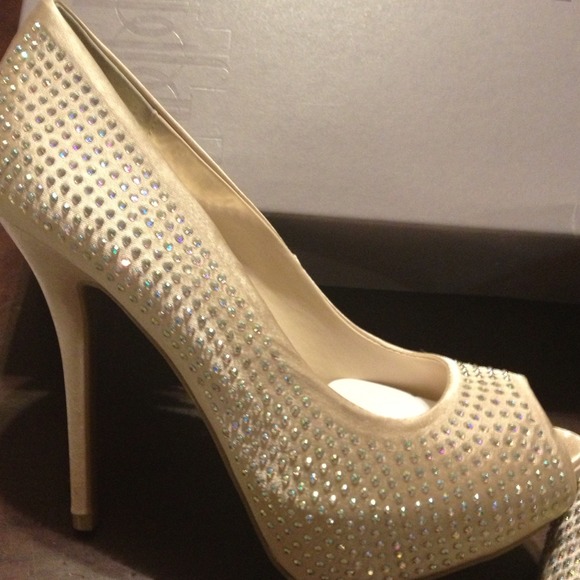 Never worn JLo Peep toe platforms. Size 6.5. - Picture 2 of 4