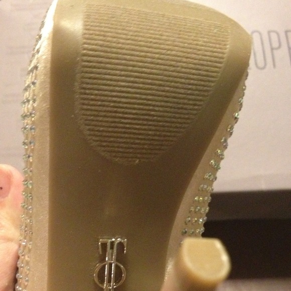 Never worn JLo Peep toe platforms. Size 6.5. - Picture 3 of 4