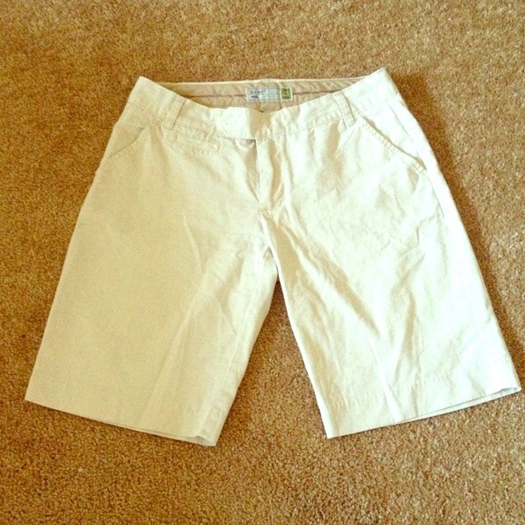 Old Navy khaki Bermudas 100% cotton