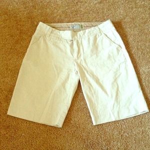 Old Navy khaki Bermudas 100% cotton