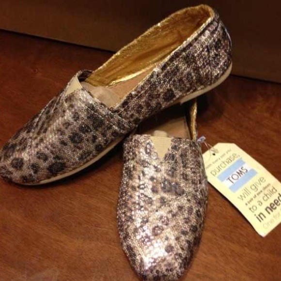 Toms bundle size 7.5 each one