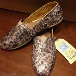 Toms bundle size 7.5 each one