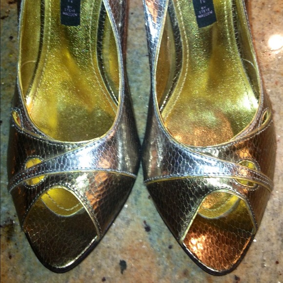 💰Reduced!💰 Metallic Cutout Snake Embossed Heels