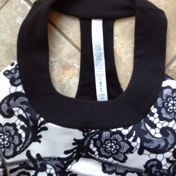 SOLD!! ! LULULEMON Brand New Tags Scoop Neck TANK - Picture 3 of 4