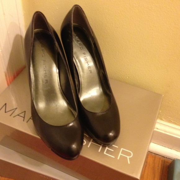 Basic black platform pump!