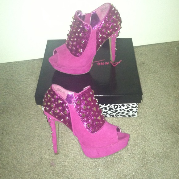 NEW!! Spiked heels