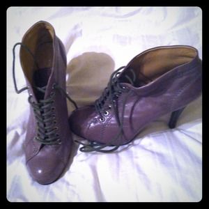 Super cute Nine West Gray tie up heels :)