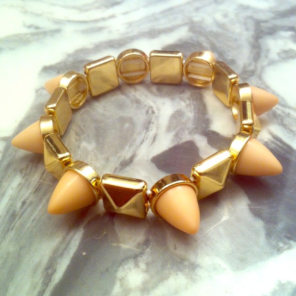 Gold/Light Peach Spiked Pyramid - Picture 1 of 2