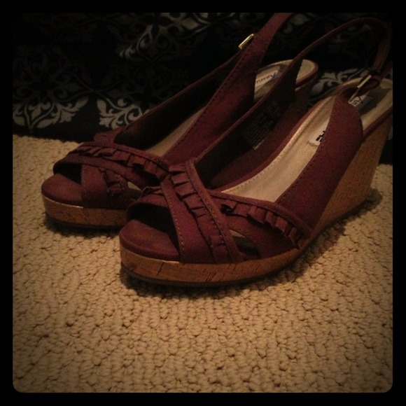 American eagle crock wedged heals