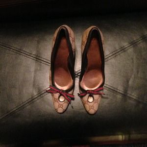 Worn Authentic gucci bow pumps