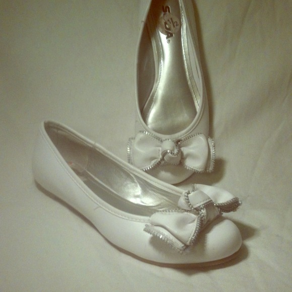 White Flats size 5 1/2 Made by: Soda
