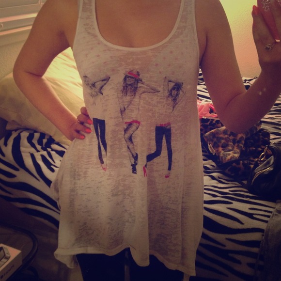 3 fashionistas tank top