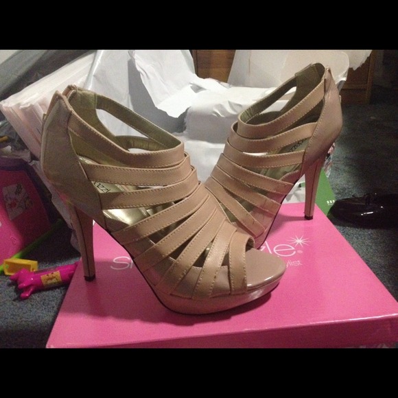 Shoedazzle nude heels