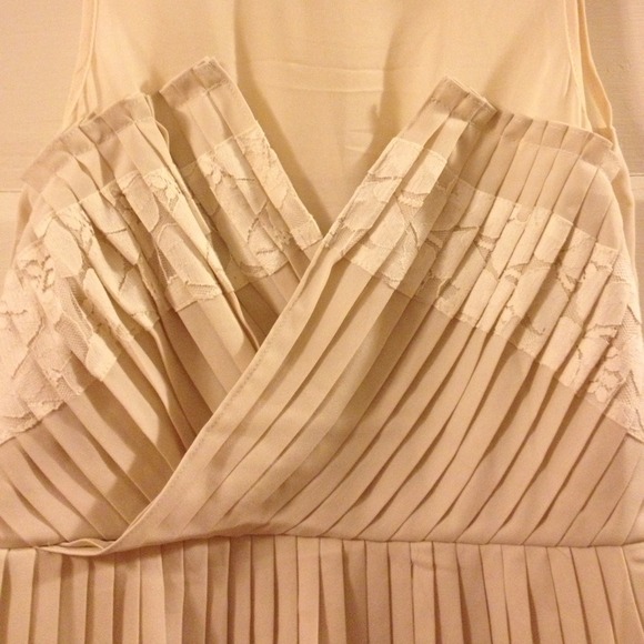 Chic Cream Lace and Mesh Peplum with Fringe Detail - Picture 4 of 4