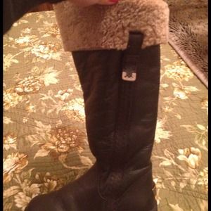 Black leather Ugg boots w/Oatmeal shearling