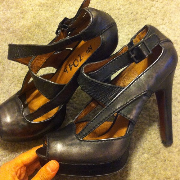 Gorgeous Gunmetal Platform Sandals - Picture 2 of 3