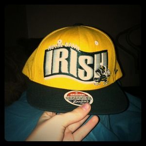 A snap back notre dame Irish hatt