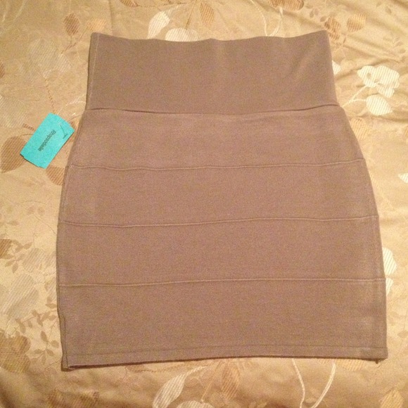 rhapsodielle Dresses & Skirts - NWT light brown stretchy skirt