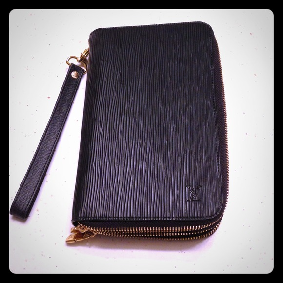 🚫SOLD🚫 Authentic LV Epi Clutch/Wallet
