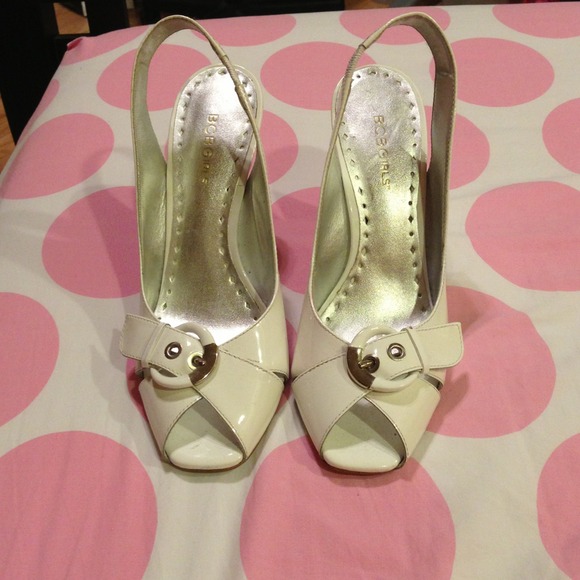 💢SOLD💢BCBG white heels