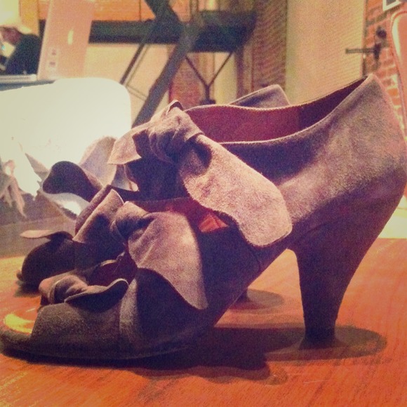 Triple bow heels