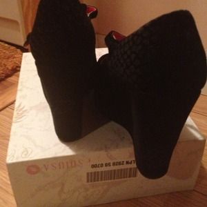 Ed hardy wedges black velvet snake skin