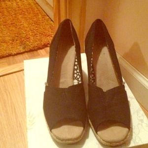 Toms wedges